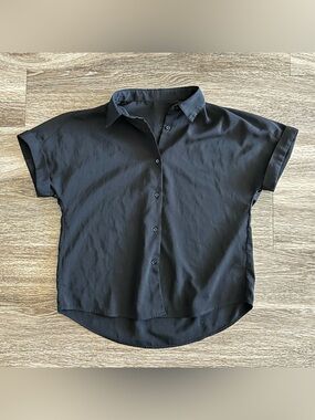 GU Short Sleeve Button Front Collared Blouse Top Black Size Small
